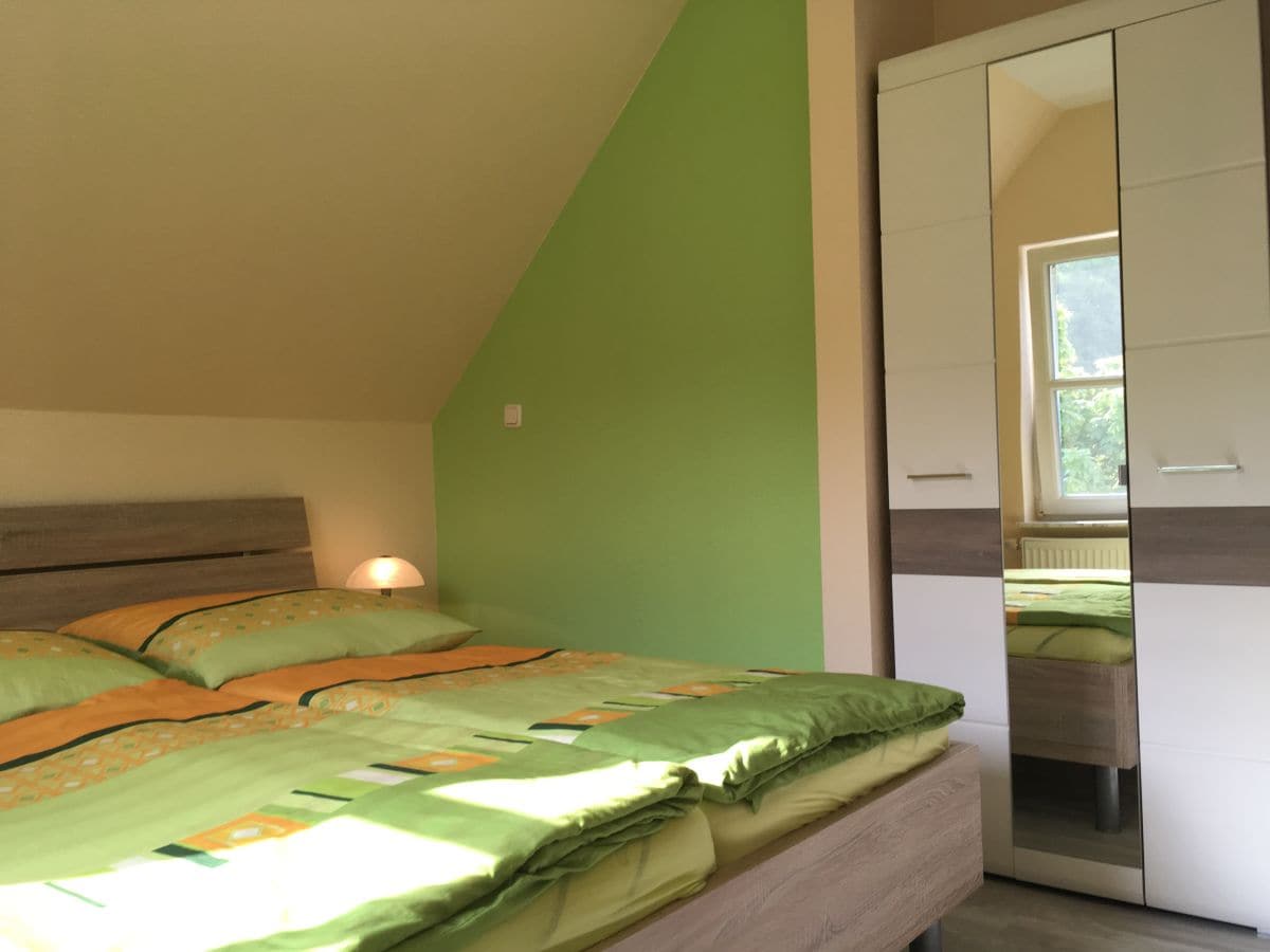 Kleiderschrank mit Spiegel